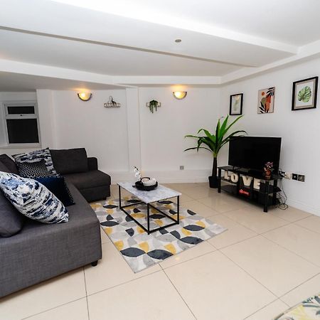 Spacious Flat With Patio & Parking In City Centre Ридинг Экстерьер фото