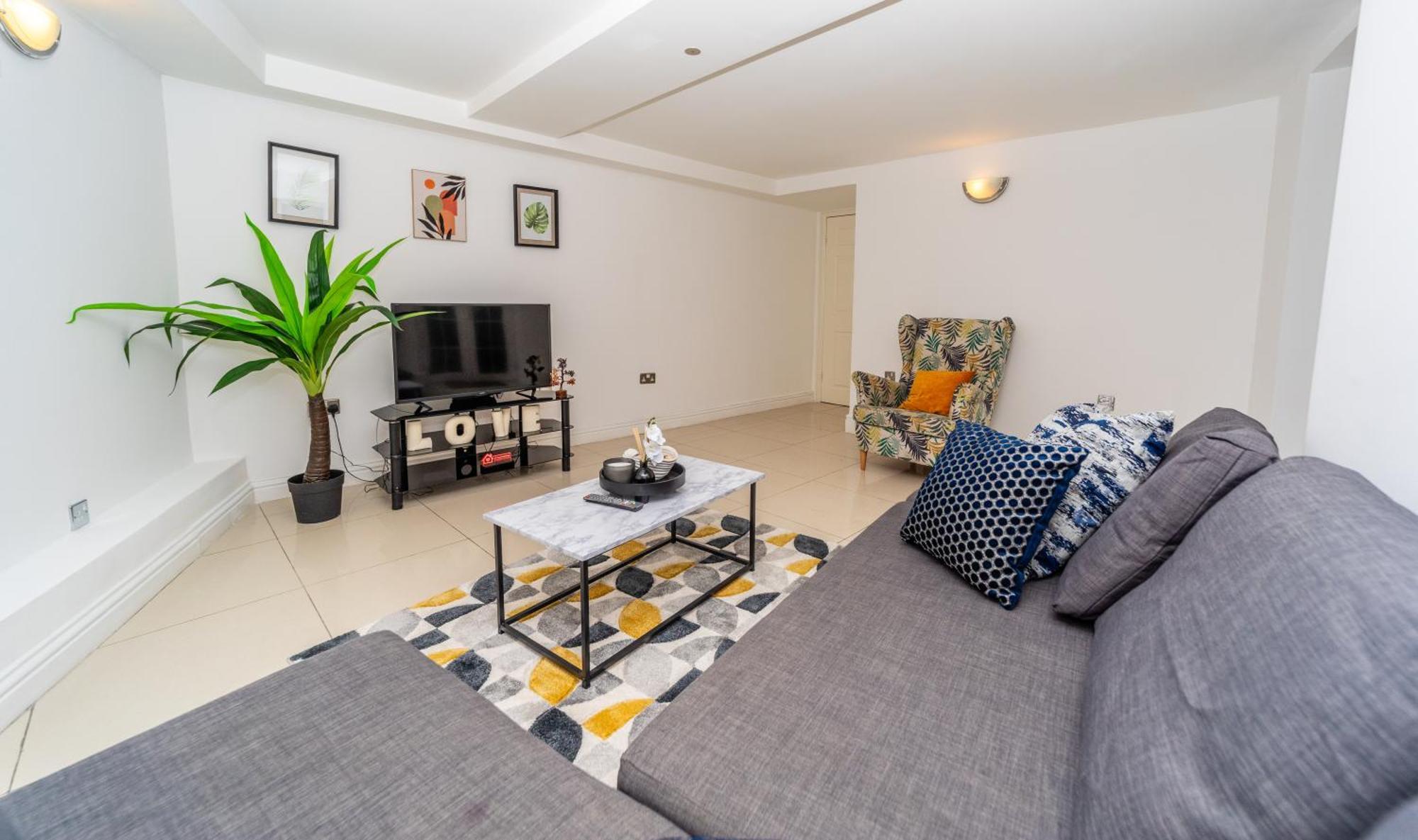 Spacious Flat With Patio & Parking In City Centre Ридинг Экстерьер фото