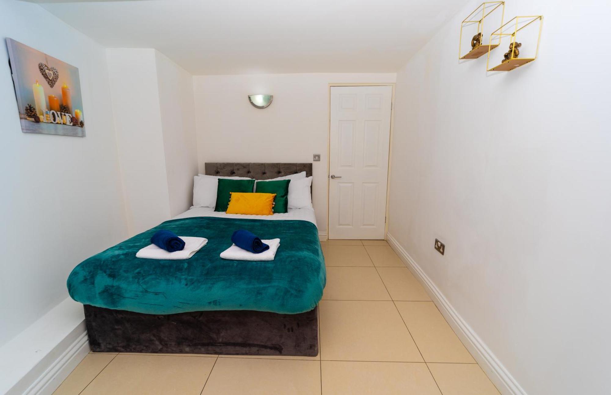 Spacious Flat With Patio & Parking In City Centre Ридинг Экстерьер фото