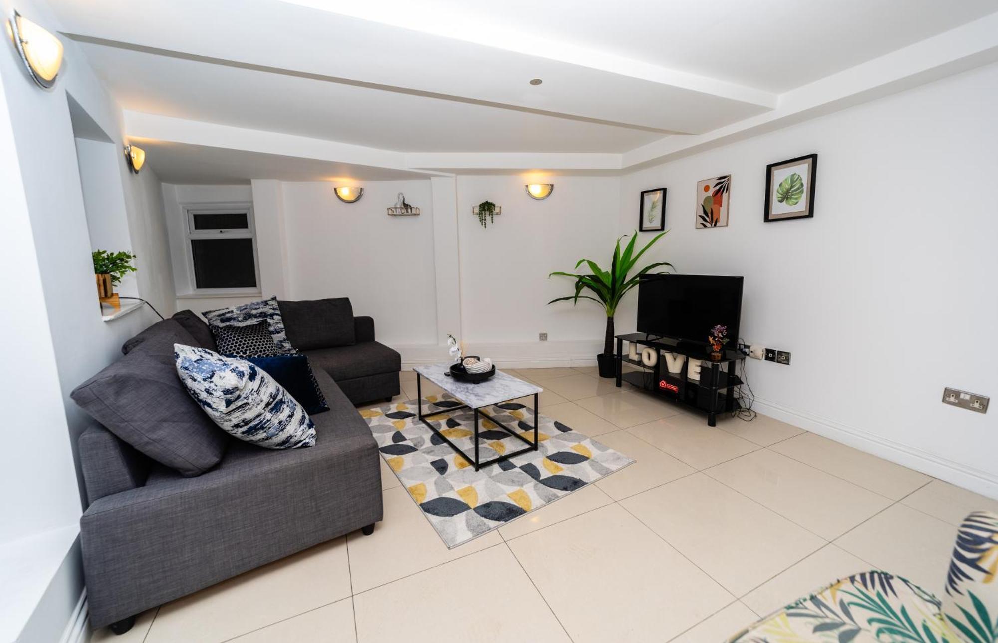 Spacious Flat With Patio & Parking In City Centre Ридинг Экстерьер фото