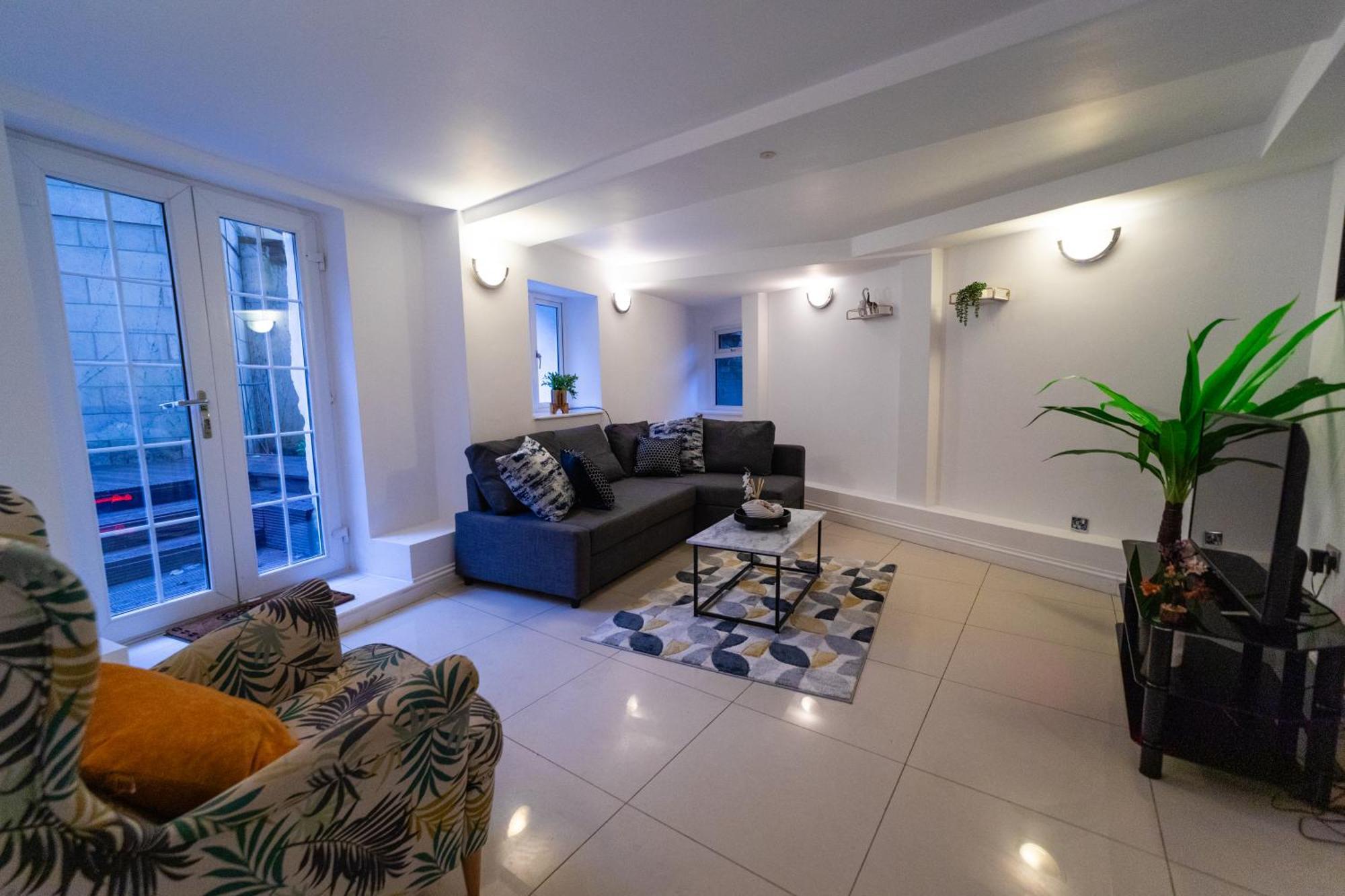 Spacious Flat With Patio & Parking In City Centre Ридинг Экстерьер фото