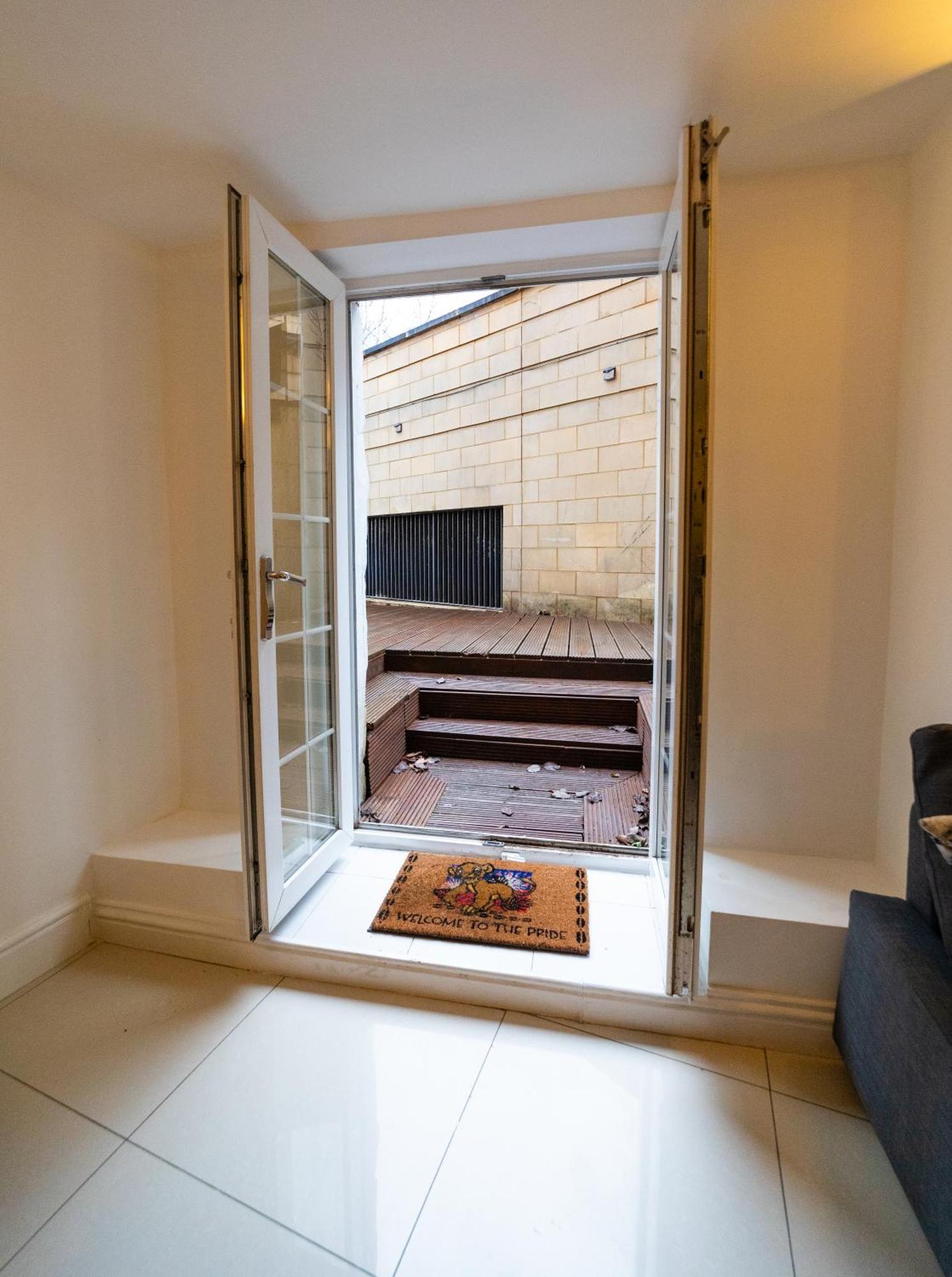 Spacious Flat With Patio & Parking In City Centre Ридинг Экстерьер фото