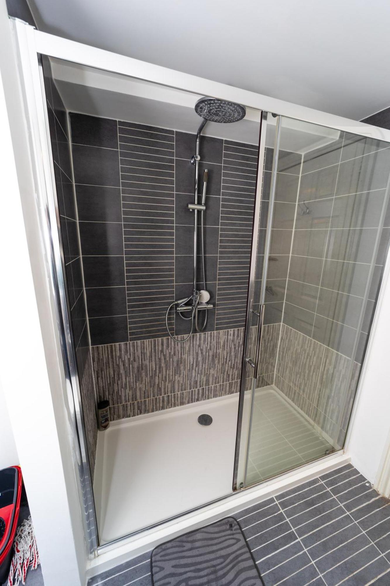 Spacious Flat With Patio & Parking In City Centre Ридинг Экстерьер фото